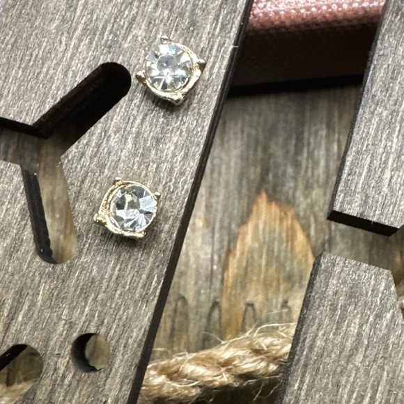 Gold statement solitaire diamond style zirconia stud earrings - Picture 1 of 5